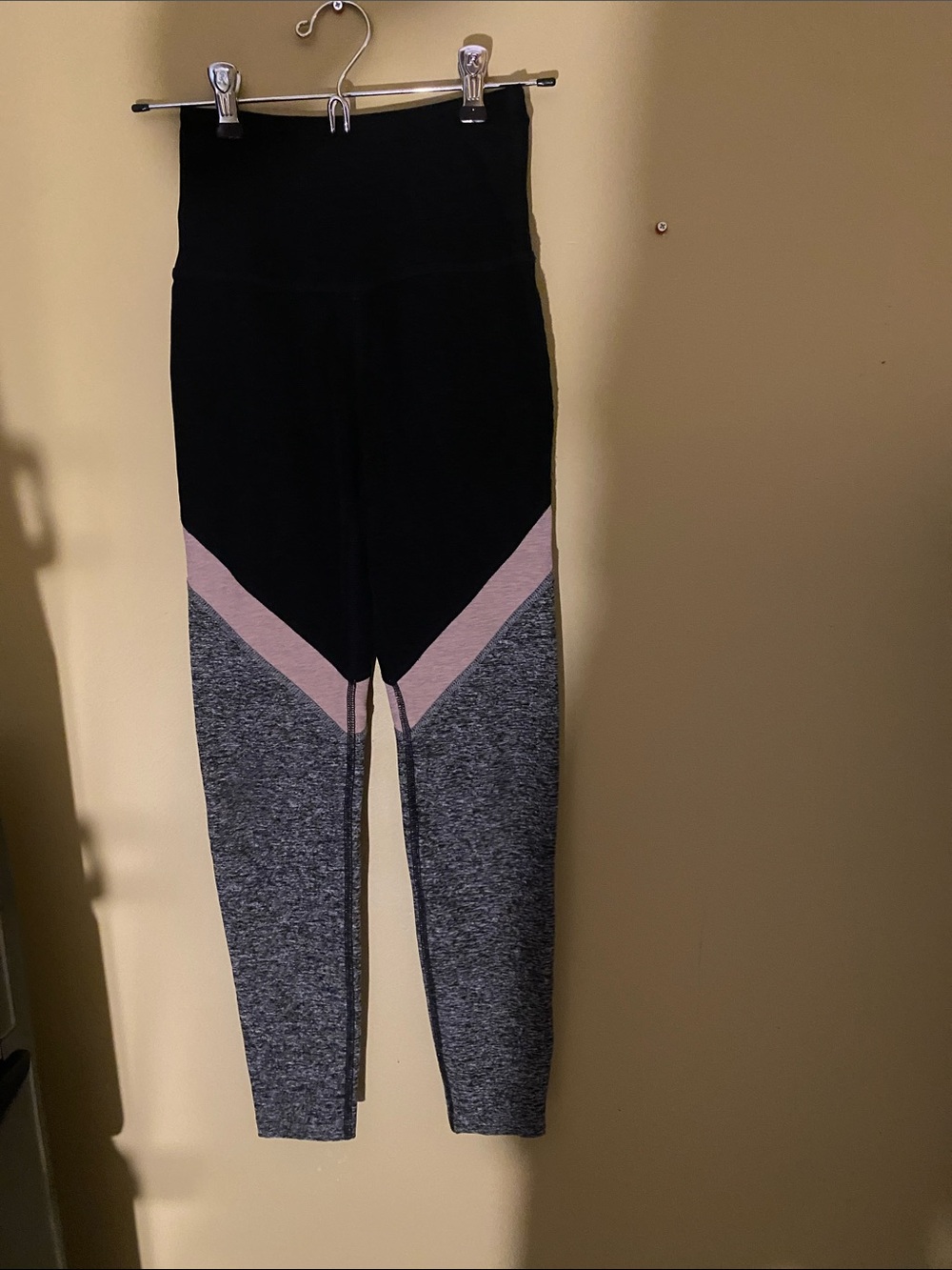 Beyond Yoga High-Waist Colorblock Midi Leggings in Black, Gray & Blush, XS